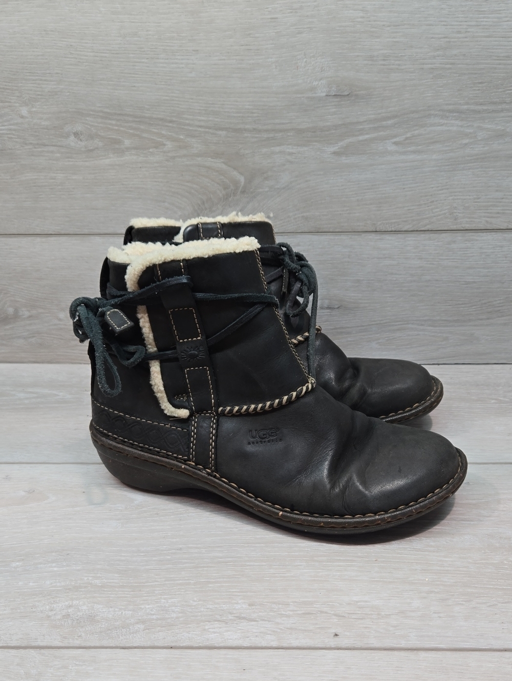 Ugg Australia Women 5136 Leather Ankle Insulated Sheepskin Boots Shoes Sz 8